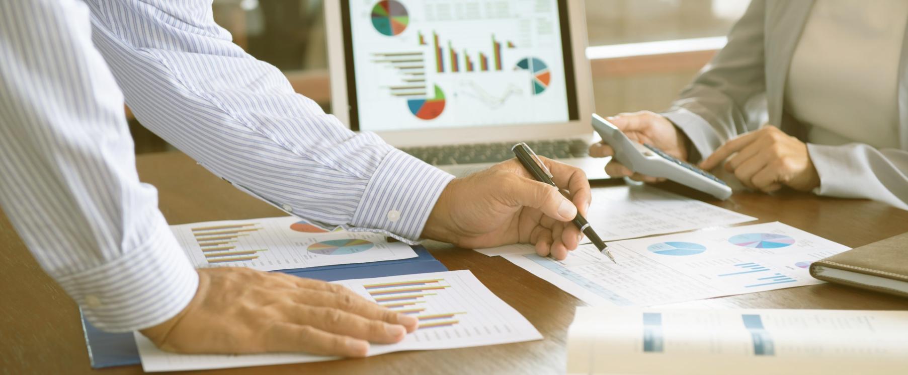 Environnement de travail professionnel avec outils de gestion budgétaire